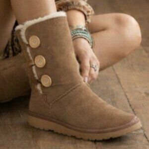 UGG Bailey Triple Button Chestnut Suede Sheepskin Lined Boot, Size 10